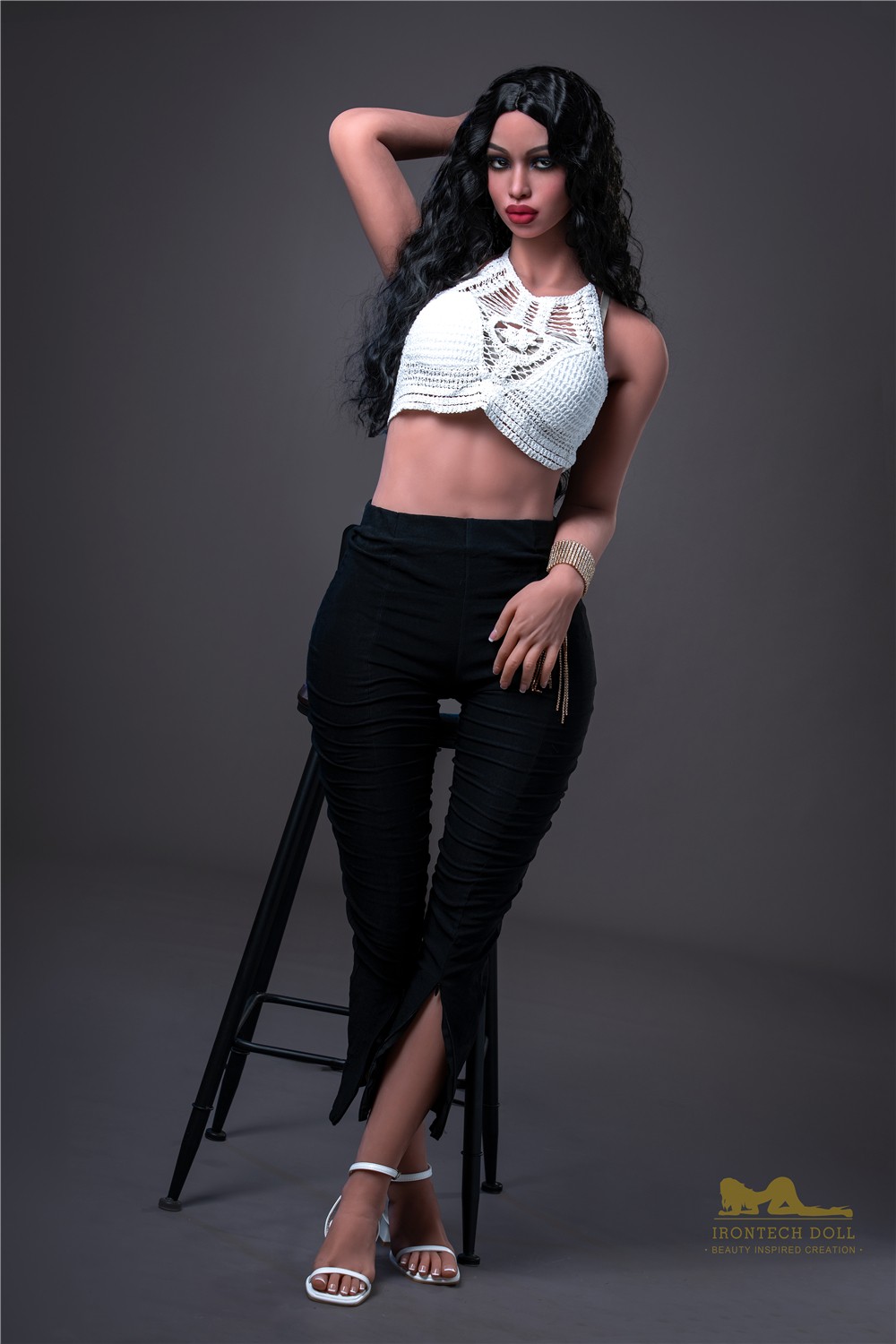 Poupée sexuelle TPE noire Lola 171 cm