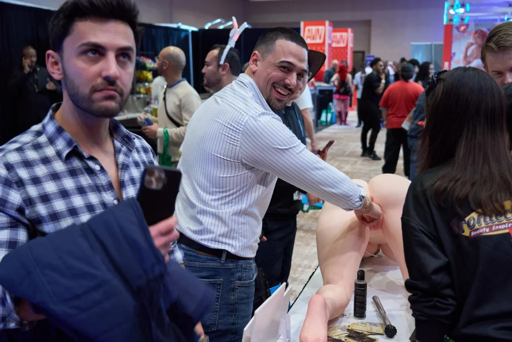 AI Sex Doll arrive à Las Vegas｜En direct d'AVN 2026